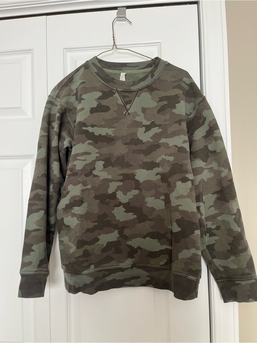 lululemon athletica women’s Crewneck Sweater in Green Camo